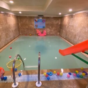 محیط استخر خانوادگی چیتگر با سرسره