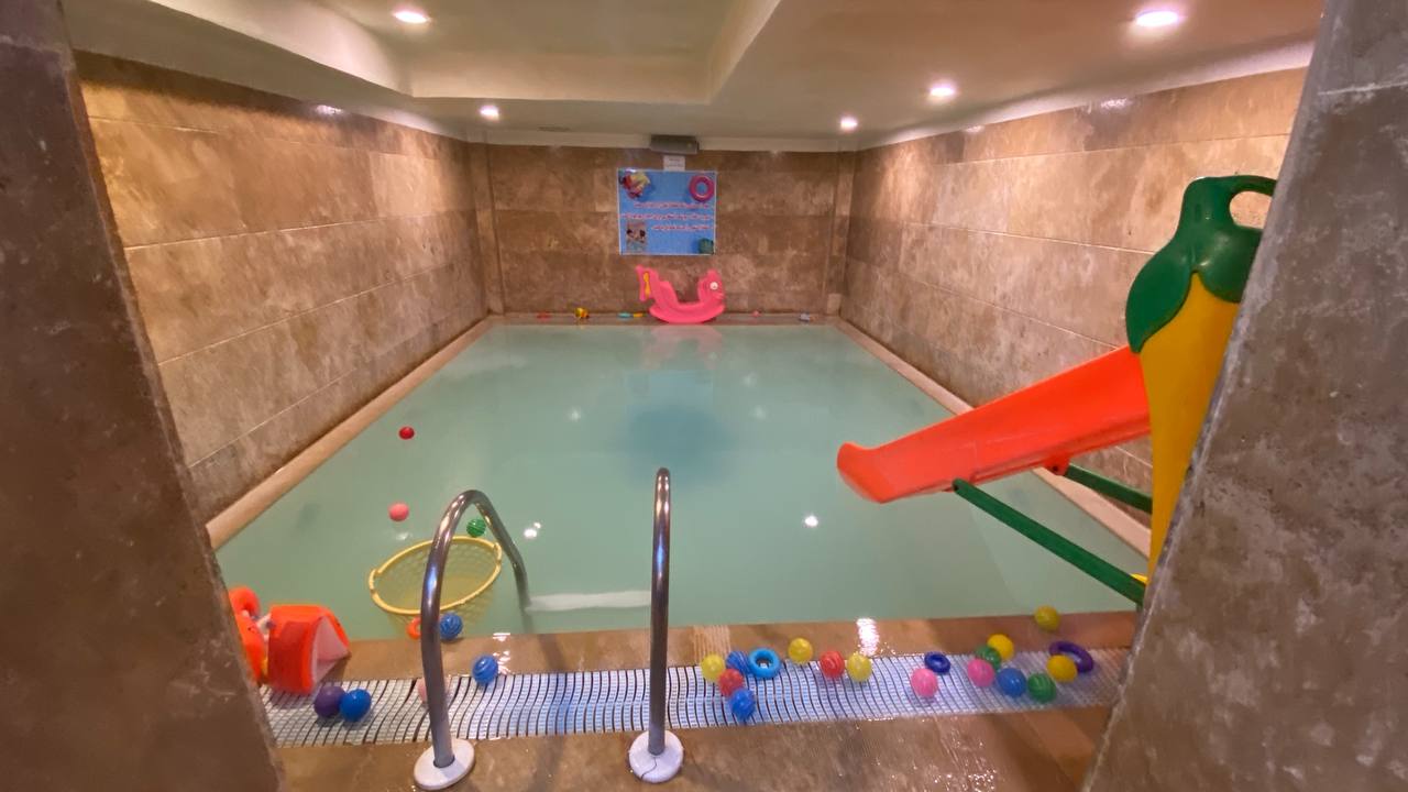 محیط استخر خانوادگی چیتگر با سرسره