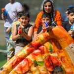 بازی گروهی مادر و کودک در کف‌بازی شاد تابستانی
